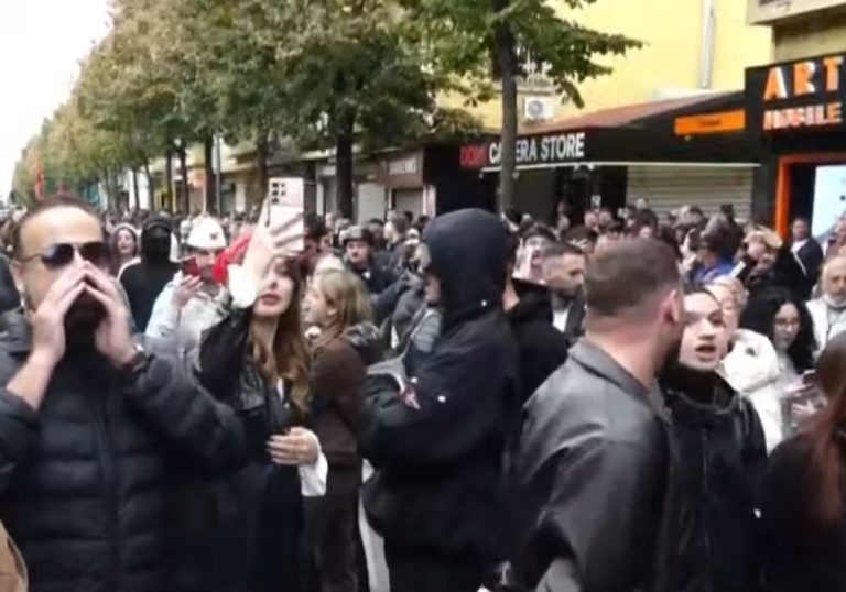 Tensione para Ministrisë së Arsimit, disa studentë nuk pranojnë bashkimin me deputetët e PD: Opozita jemi ne