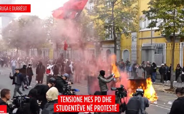 Flakadanë dhe flakë, protestuesit ndezin koshat e mbeturinave para Ministrisë së Arsimit