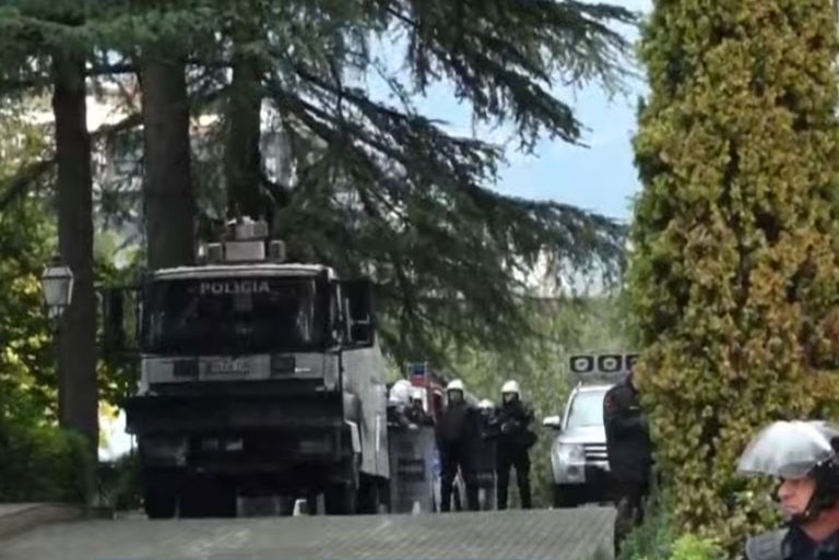 Policia “blindon” Kryeministrinë, autoboti i ujit qëndron në gatishmëri! Situata e qetë