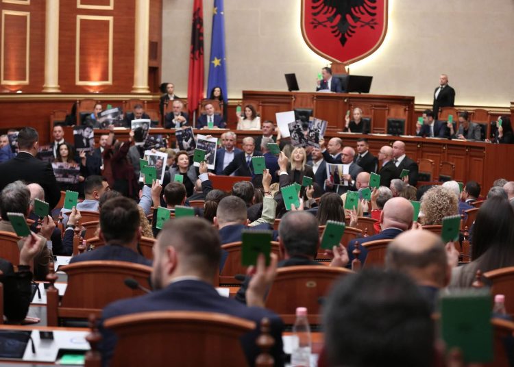 Këlliçi: Rama solli deputeten Milva Konomi nga spitali për të siguruar 84 vota për Gent Sejkon